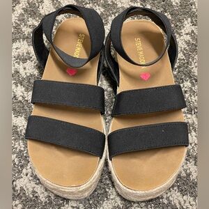 Steve Madden Girls platform sandals shoes. Youth size 1. Black